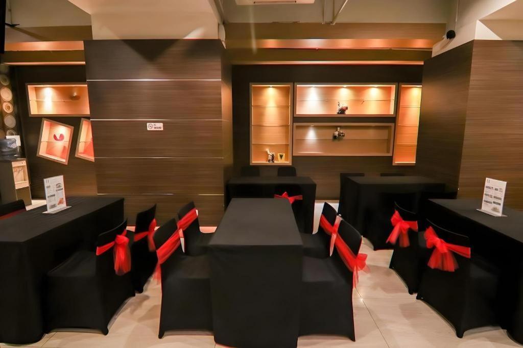 U Stay Hotel Mangga Besar Giacarta Esterno foto