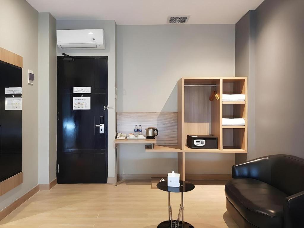 U Stay Hotel Mangga Besar Giacarta Esterno foto
