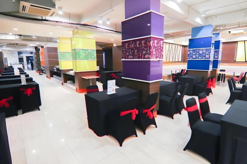 U Stay Hotel Mangga Besar Giacarta Esterno foto