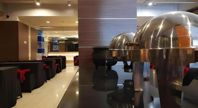 U Stay Hotel Mangga Besar Giacarta Esterno foto