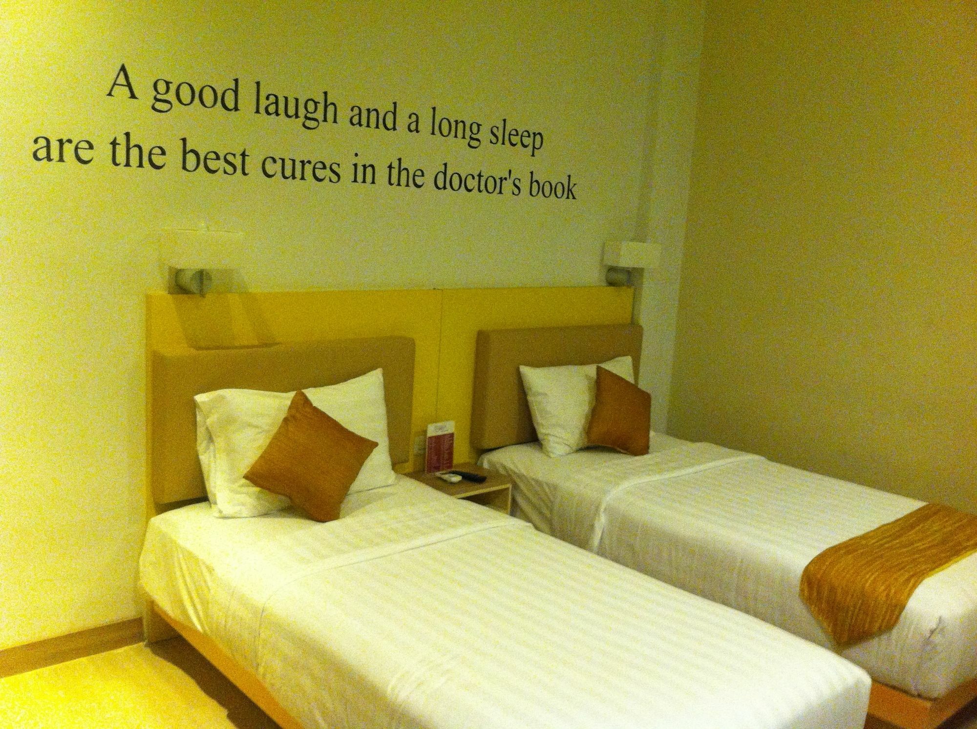 U Stay Hotel Mangga Besar Giacarta Esterno foto