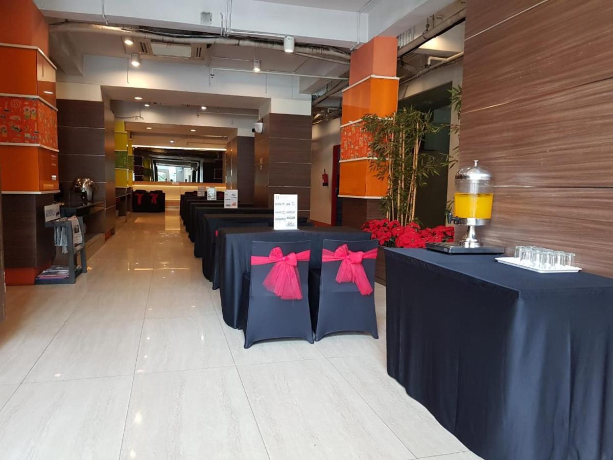 U Stay Hotel Mangga Besar Giacarta Esterno foto